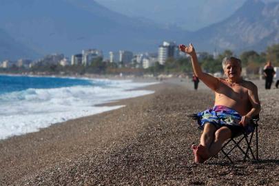 Antalya’da dün yağmur ve fırtına, bugün deniz keyfi