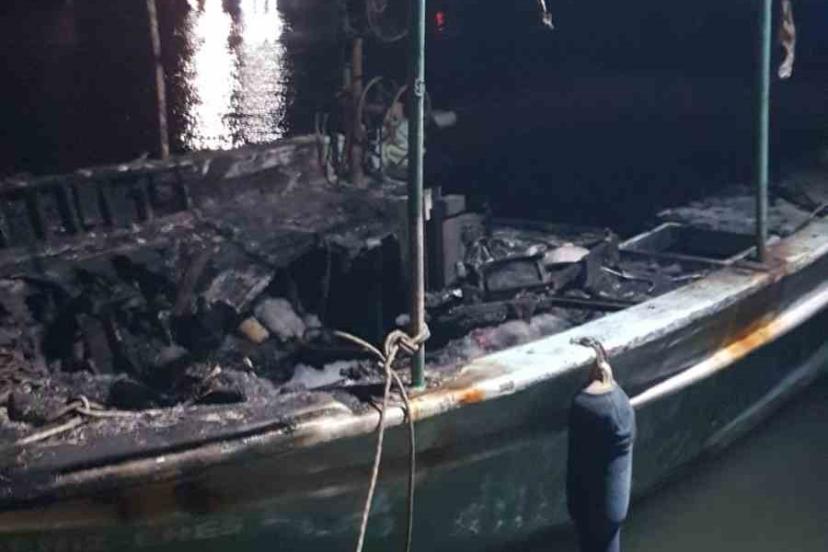 Antalya’da düşen yıldırım 3 tekneyi küle çevirdi