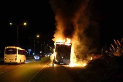 Antalya’da elektronik eşya yüklü nakliye aracı alev alev yandı