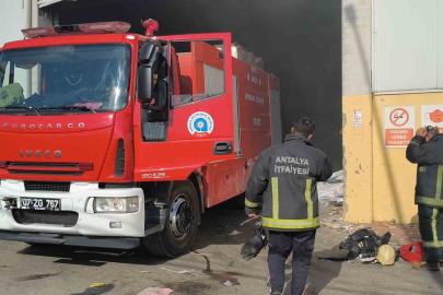 Antalya’da geri dönüşüm fabrikasındaki yangın korkuttu