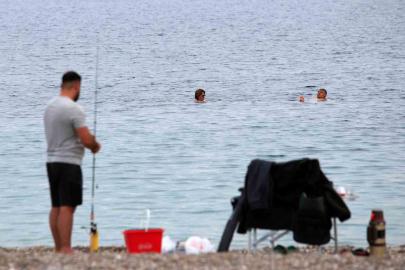 Antalya’da kasım ayında denize girmenin keyfini çıkardılar