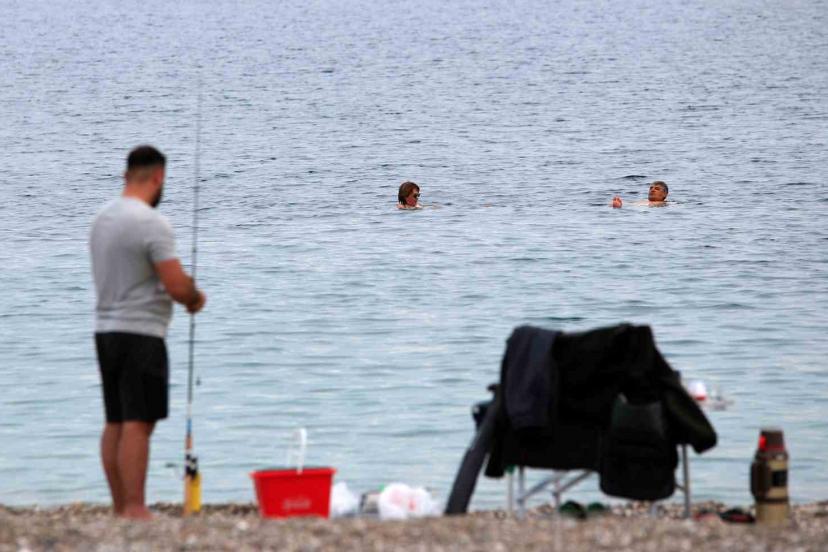 Antalya’da kasım ayında denize girmenin keyfini çıkardılar
