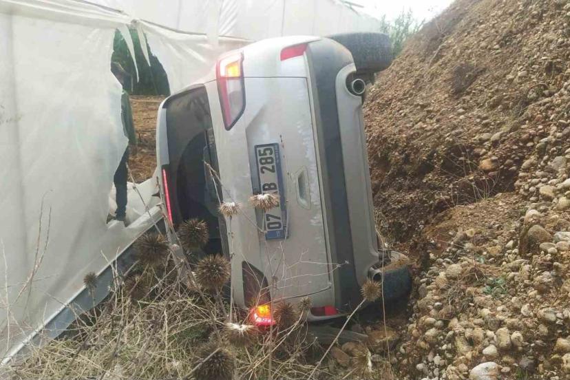 Antalya’da kontrolden çıkan otomobil devrildi: 5 yaralı