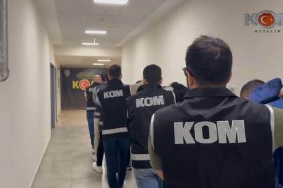 Antalya’da motosikletle gelip iş yerine kurşun yağdırdılar: O anlar kamerada