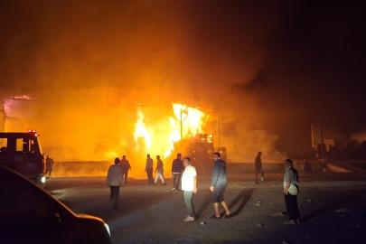 Antalya’da paketleme fabrikası alev alev yandı