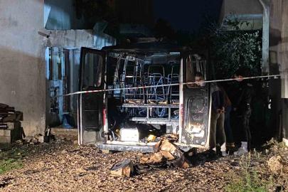 Antalya’da park halindeki minibüs alev alev yandı