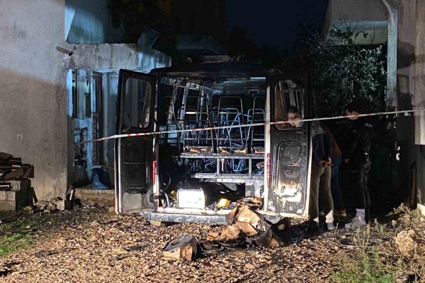Antalya’da park halindeki minibüs alev alev yandı