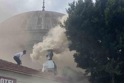 Antalya’da restoran bacasındaki yangın sokağı dumana boğdu
