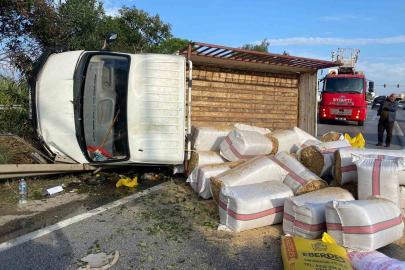 Antalya’da saman yüklü kamyonet devrildi, yol trafiğe kapandı