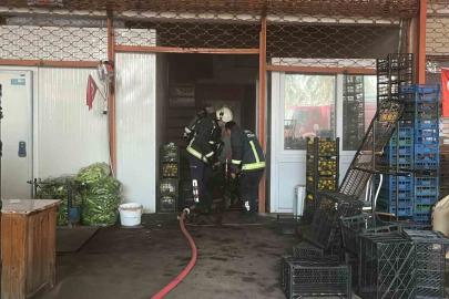 Antalya’da sebze ve meyve deposunda yangın
