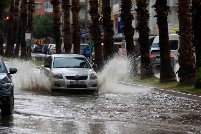 Antalya’da şiddetli yağış ve yıldırımlar etkili oldu