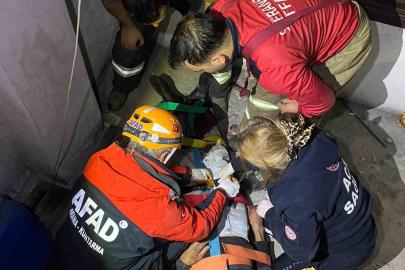 Apartman boşluğuna düşerek yaralanan yaşlı adamı ekipler kurtardı