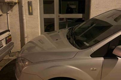Apartman önüne park edilen araç yüzünden vatandaş evine giremedi