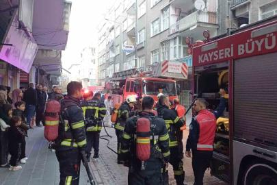 Apartmanın koridorunda çıkan yangın paniğe neden oldu