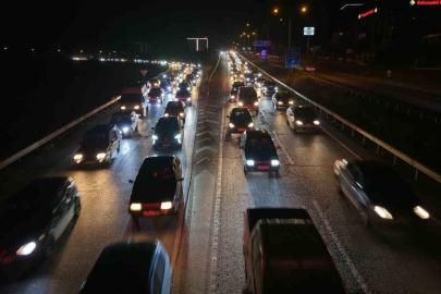 Ara tatil bitti, tatilcilerin dönüş yolculuğu başladı: 43 ilin geçiş noktasında trafik yoğunluğu arttı