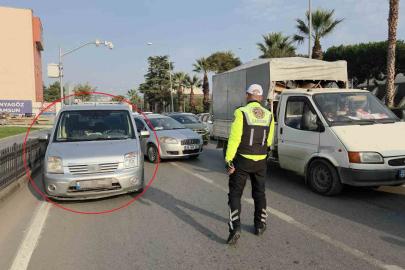 Aracını ana yola park ederek "Ceza yazmıyorlar" dedi: İki ceza birden yedi