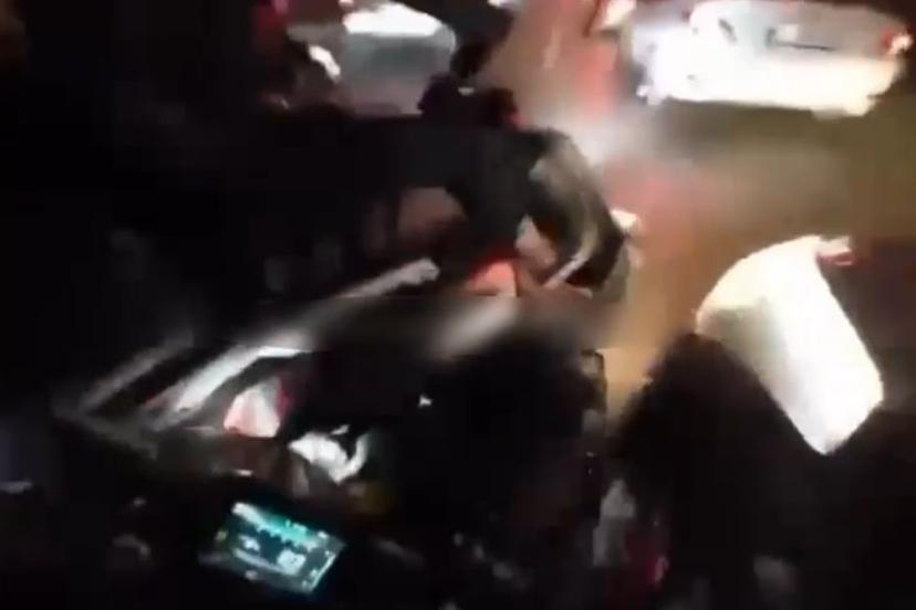 Araçların arasından hızla giden motosikletliye arkasından gelen motosikletli böyle çarptı