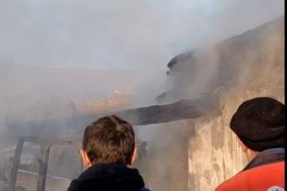 Ardahan’da korkutan yangın: 2 traktör ve ekipmanlar kül oldu