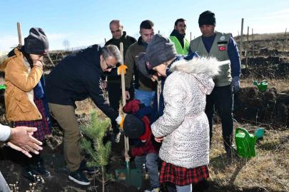 Ardahan’da öğrenciler fidan dikti