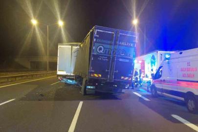 Arıza yapan tıra çarpan kamyon şoförü hayatını kaybetti