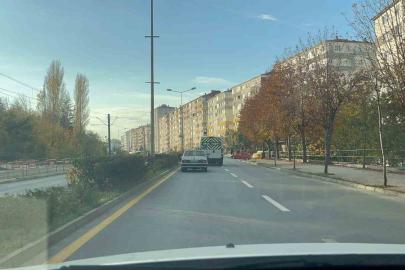 Arka cama "Yakışır yaşıma yanlışlarım" yazdı, caddeyi egzozuyla rahatsız etti