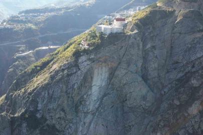 Artvin’de kaya kopması paniğe neden oldu: İki lise tahliye edildi