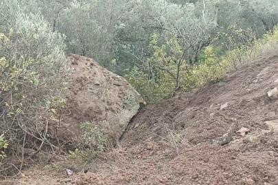 Ayvacık’ta düşen kaya parçası toprak kaymasına sebep oldu