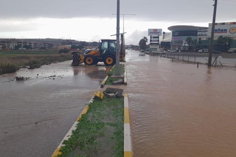 Ayvalık’ta metrekareye 105.3 kilogram düşen yağış hayatı felç etti