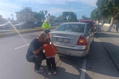 Babasının kazada hasar alan arabasını gören küçük çocuk gözyaşlarına boğuldu
