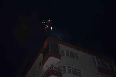 Bafra’da 7 katlı binanın çatısında yangın
