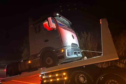 Balıkesir’de tırın direksiyonunun kilitlenmesi sonucu trafik felç oldu