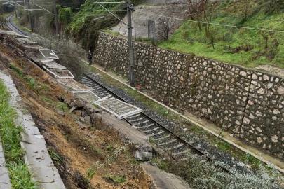 Bandırma’da tren yolu istinat duvarı çöktü