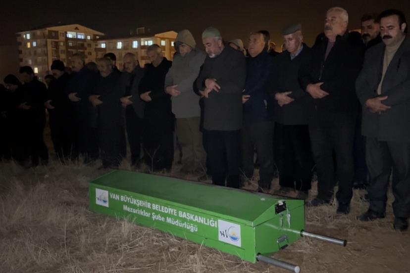 Baraja uçan araçta hayatını kaybeden 22 yaşındaki Cihat gözyaşları arasında toprağa verildi