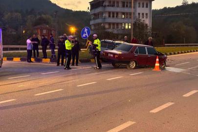 Bartın’da kavşakta iki otomobil çarpıştı: 6 yaralı