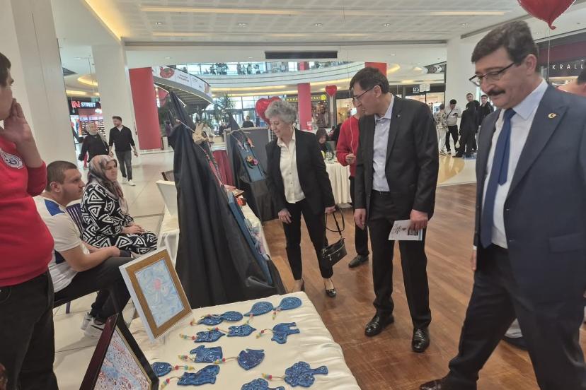 Başkan Kahveci, özel çocukların eserlerini inceledi