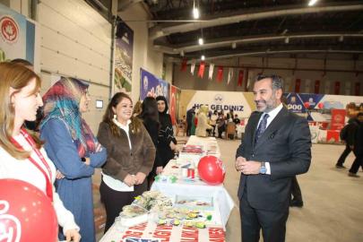 Başkan Şerifoğulları, AileFest’te ailelerle buluştu; genç çiftin nikahını kıydı