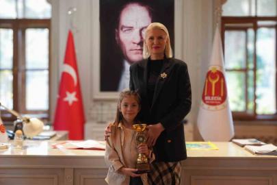 Başkan Subaşı, şiir ve resim yarışmasında dereceye girenlere ödüllerini verdi