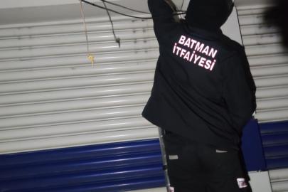 Batman’da kuaför dükkanında mahsur kalan 3 kişiyi itfaiye kurtardı