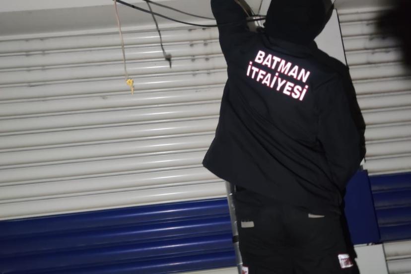 Batman’da kuaför dükkanında mahsur kalan 3 kişiyi itfaiye kurtardı