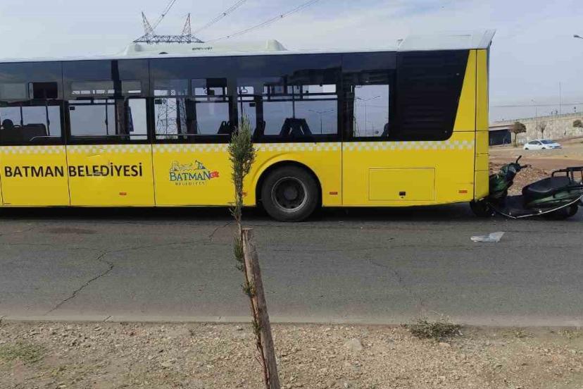 Batman’da motosiklet, halk otobüsüne çarptı: 1 yaralı