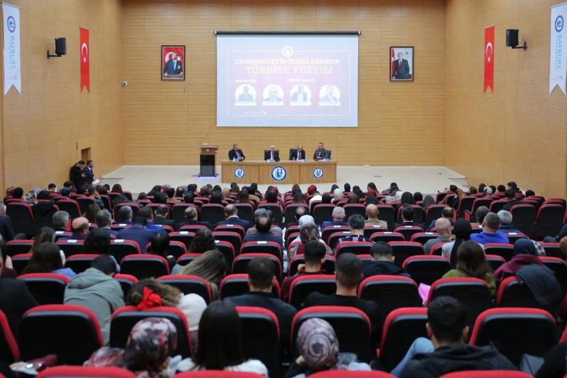 Bayburt’ta ‘Cumhuriyetin İkinci Asrında Türkiye Yüzyılı’ paneli düzenlendi