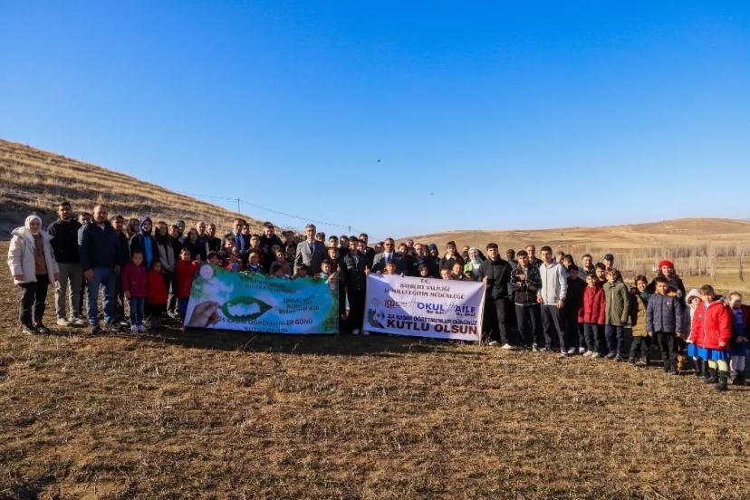 Bayburt’ta öğrenciler ve öğretmenler 300 fidanı toprakla buluşturdu