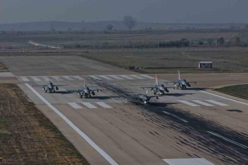 Bayraktar KIZILELMA "hava-hava" füzesiyle hedefi vurdu