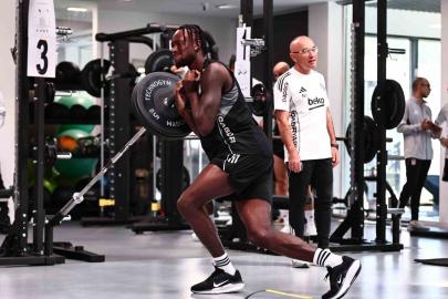 Beşiktaş günün ilk çalışmasını salonda yaptı