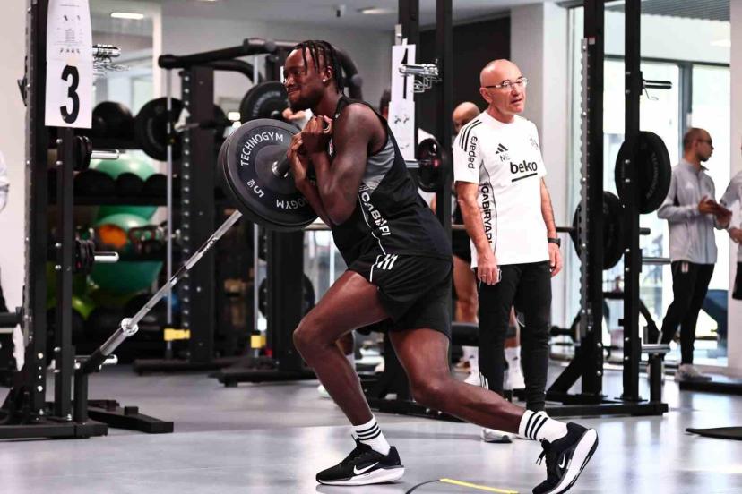 Beşiktaş günün ilk çalışmasını salonda yaptı