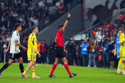 Beşiktaş’ın kaptanı Orkun Kökçü, Fenerbahçe derbisinde kırmızı kart gördü!