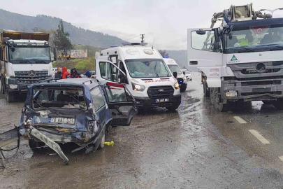 Beton mikseri otomobille çarpıştı: 1’i çocuk 5 kişi yaralandı