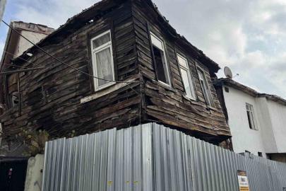 Beyoğlu’nda ahşap binada kısmi çökme: 2 bina tahliye edildi