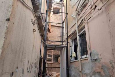 Bina dışına kurulan yük asansörü düştü: 80 yaşındaki kadın hayatını kaybetti