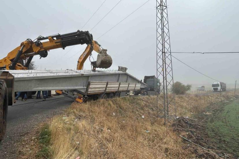Bingöl’de virajı alamayan tır yan yattı